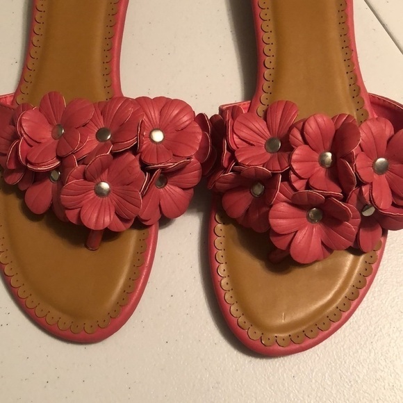 Sophie Sue coral thong sandals with flowers. Sz7 - Picture 2 of 5